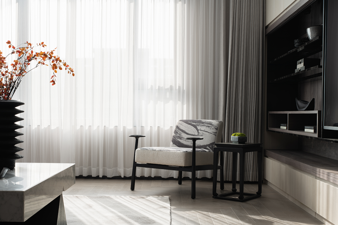 現(xiàn)代簡約黑白灰風格室內(nèi)設(shè)計家裝案例-客廳落地窗